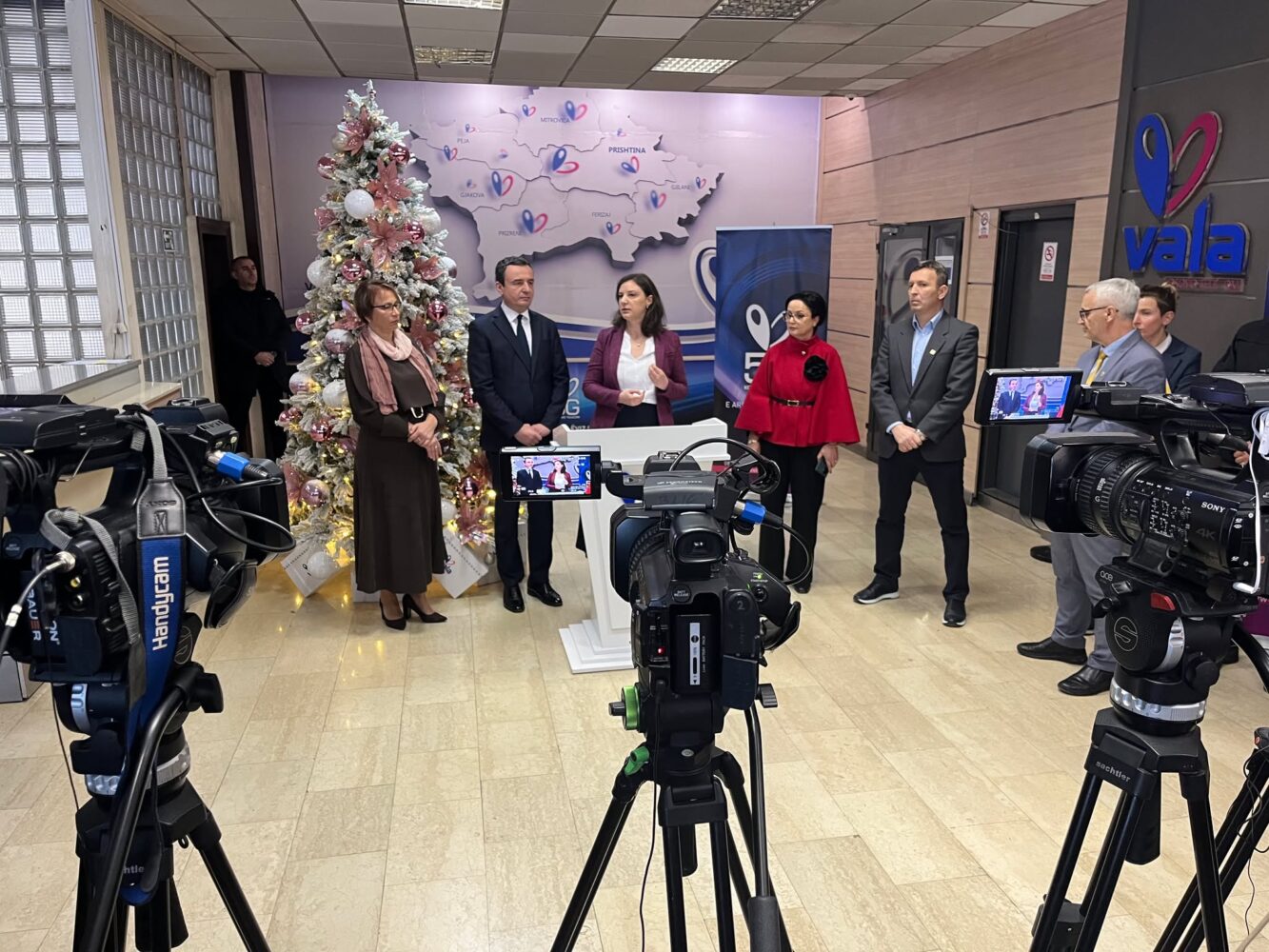 Paga e 13 të për punëtorët e sektorit publik  Kurti nga Telekomi i Kosovës  Do ta marrin në fillim të vitit