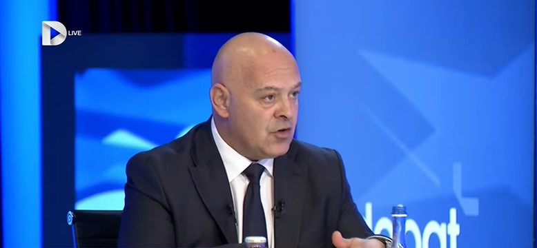  Sulmet e VV së ndaj Haradinajt nuk ndikojnë    Gjini  Radojçiq është dëbuar nga Kosova në kohën kur Haradinaj ishte kryeministër