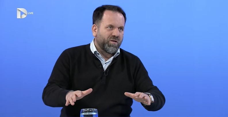 ”Mendon se i di të gjitha” – Rukiqi: Kurti jeton në iluzion dhe rrethohet nga servilë të pushtetit