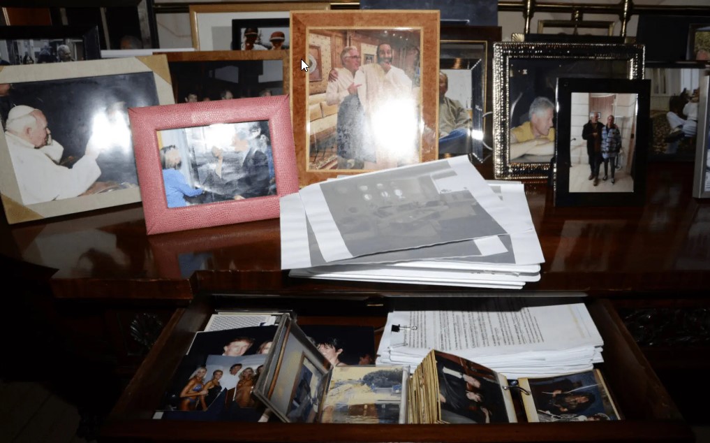 Zhduken 16 dokumente publike të Epstein  përfshirë një fotografi të Trump