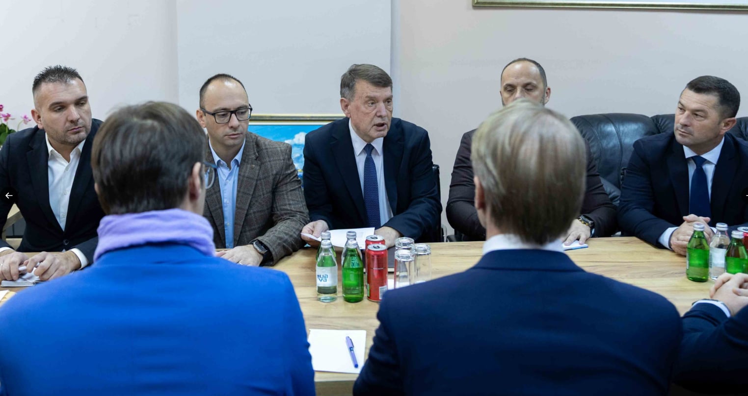 Shefi i zyrës së BE së takon kryetarët serb  mirëpret transferimin e pushtetit në komunat veriore