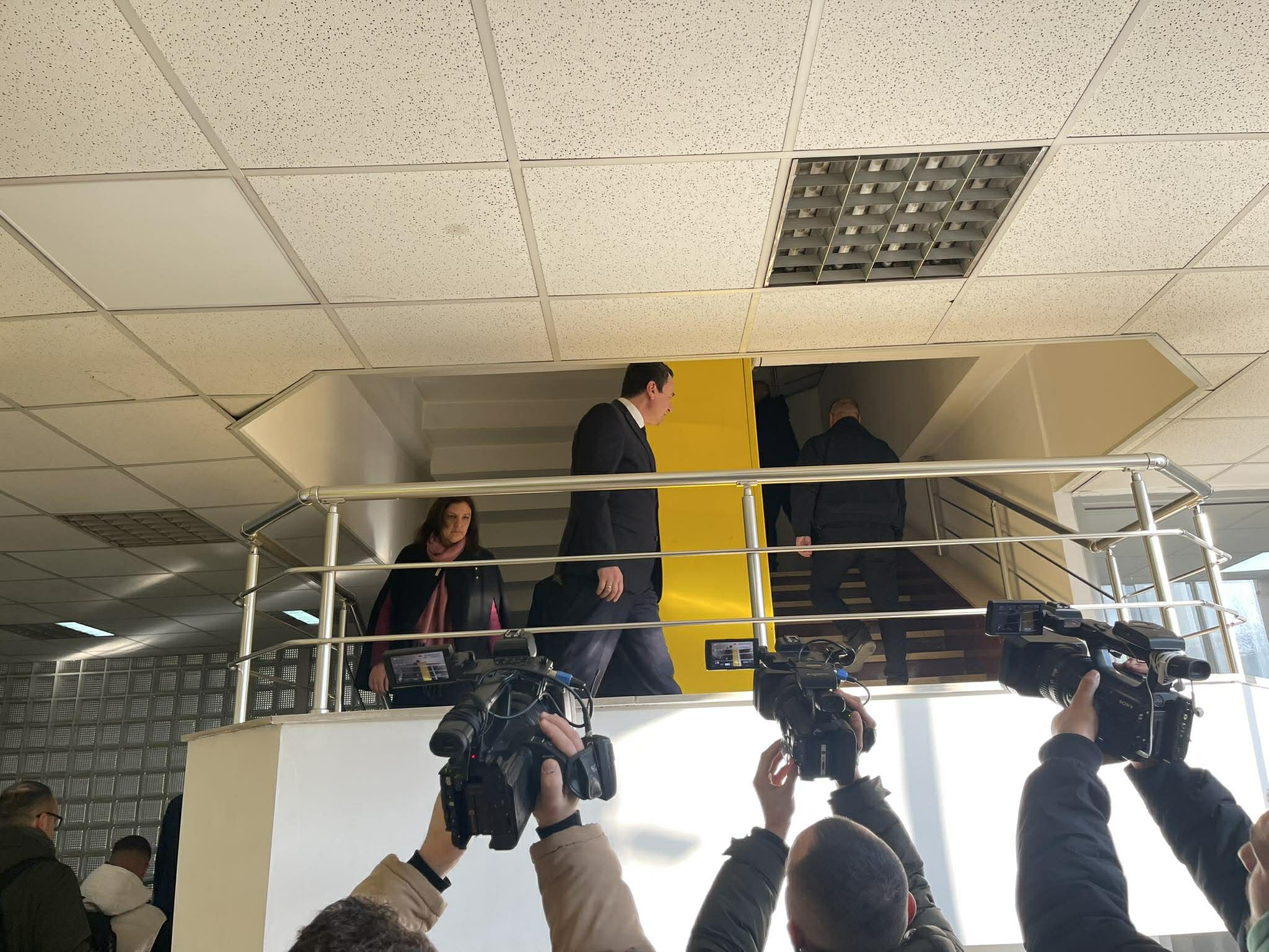 Gati një orë me vonesë  Kurti e Rizvanolli shkojnë për vizitë në Postën e Kosovës