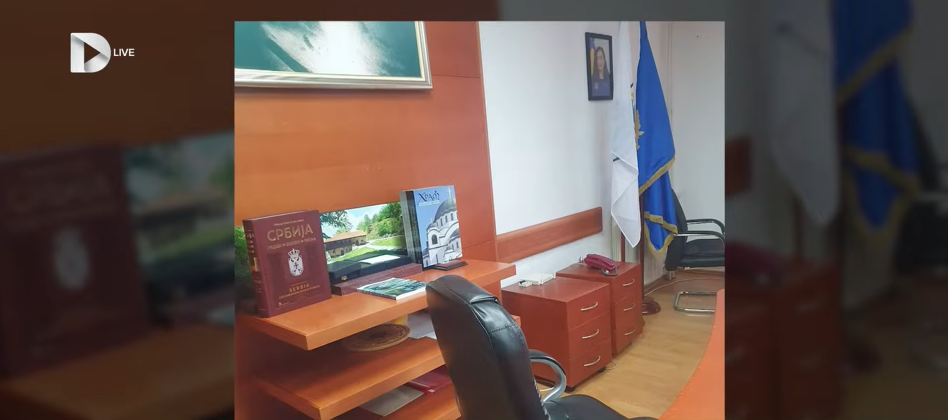 Kryetarët në veri në përputhje dhe me simbolet e Republikës së Kosovës nëpër zyra