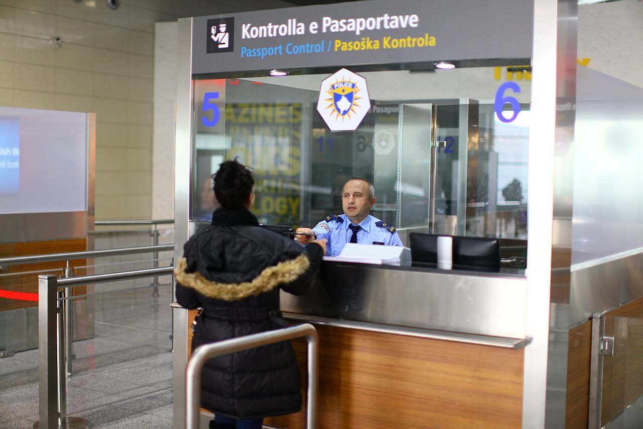 Ndalohen dy persona në Aeroportin e Prishtinës  ishin në kërkim për raste vjedhjeje