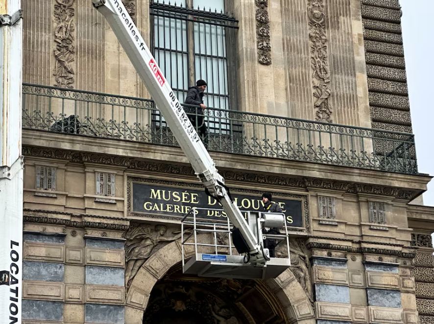 Luvri vendos barriera sigurie në ballkonin e përdorur në grabitjen e tetorit