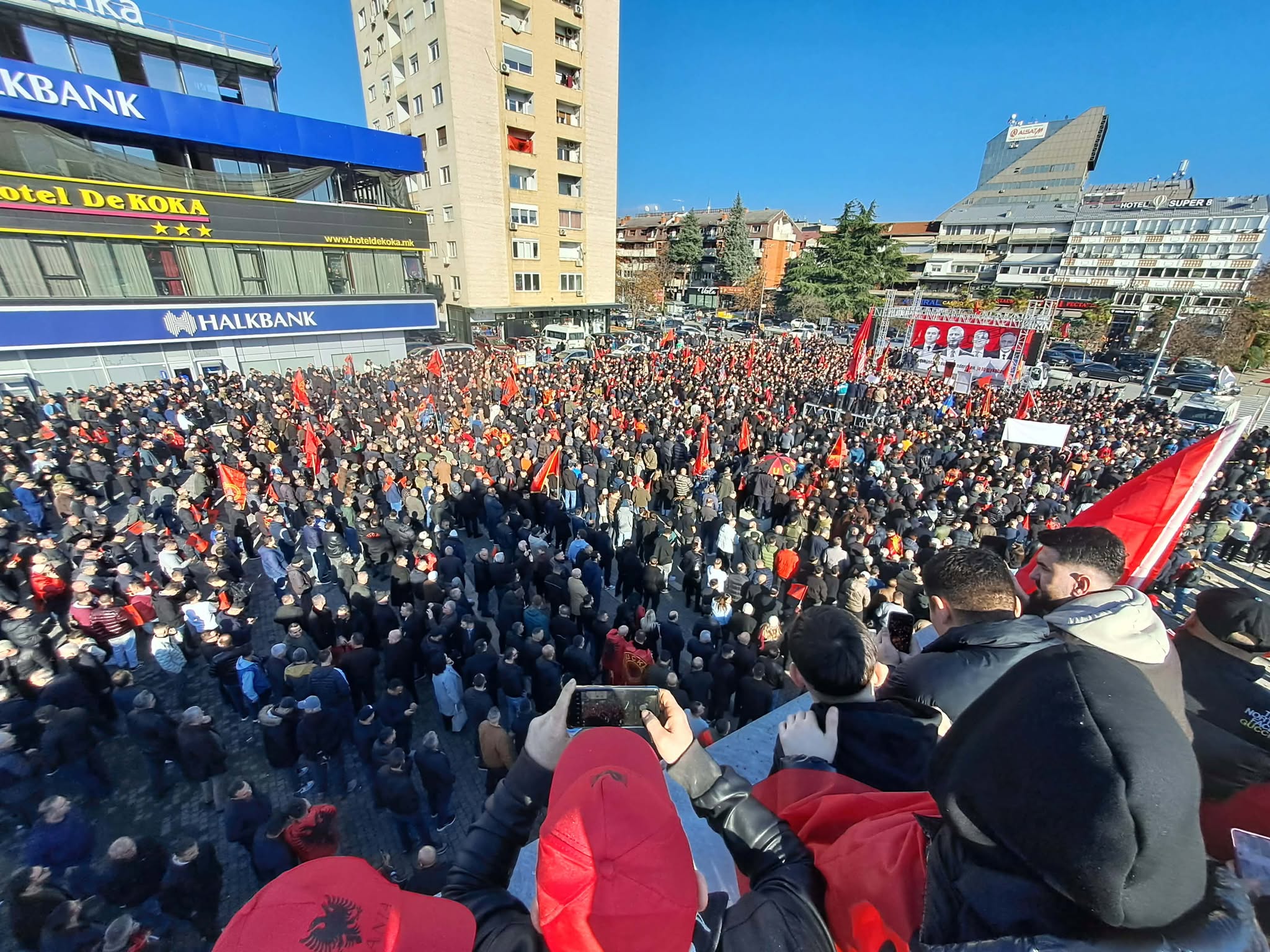 Mijëra protestues në Shkup kërkojnë drejtësi për çlirimtarët