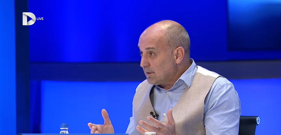 Gashi e quan Kurtin  vëlla shpirtëror të Vuçiqit   Dallaveret e njëjta i kanë