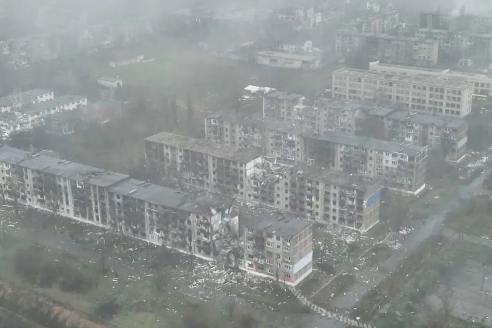 Pamje nga droni tregojnë qytetin e shkatërruar ukrainas dhe të rrethuar nga forcat ruse