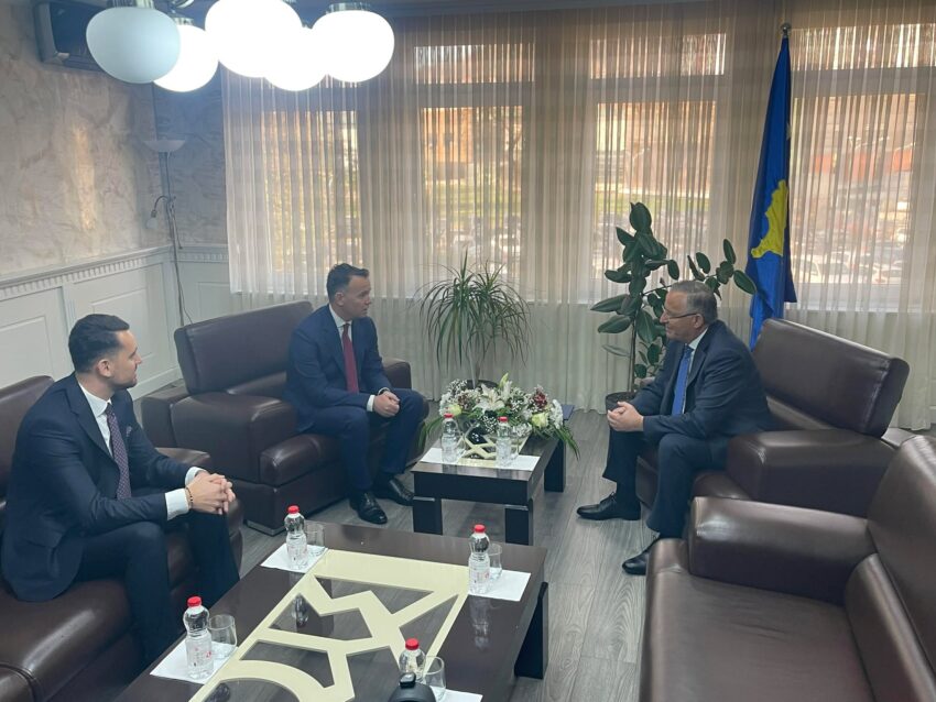 Hamza ia dorëzon Pecit pozitën e kryetarit  Gara politike ka përfunduar  do të kontribuoj kudo që jam