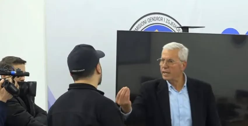 Reagon AGK  Sami Kurteshi pengon fizikisht gazetarët