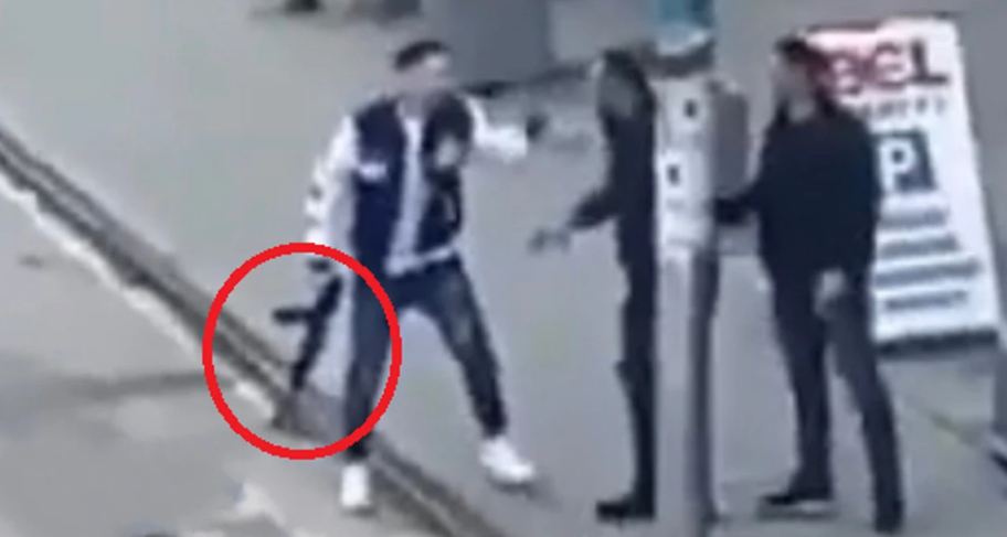 Me kallashnikov në dorë mes qytetit në Podujevë  Policia  I dyshuari shtiu drejt dy burrave