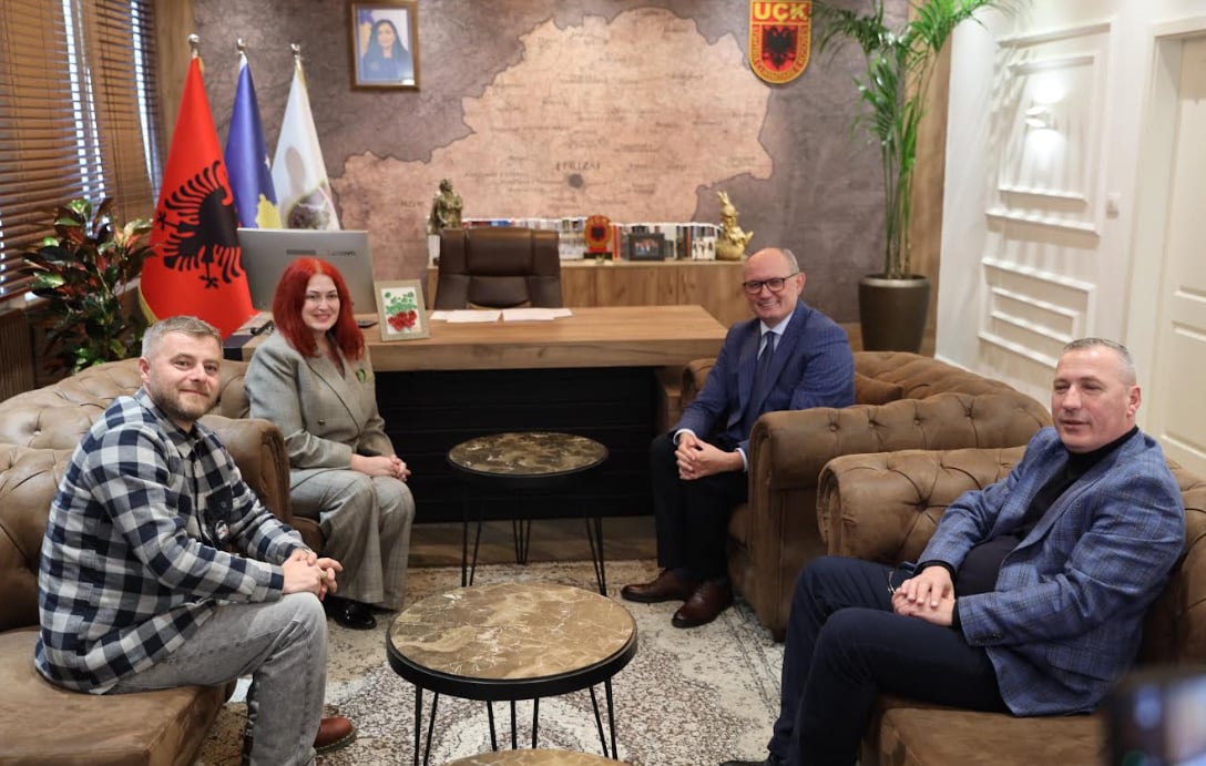 Përfaqësuesit e  Liria ka Emër  priten nga Kryetari Agim Aliu në Ferizaj  mbështetje për Marshin  Drejtësi  jo politikë  më 17 shkurt