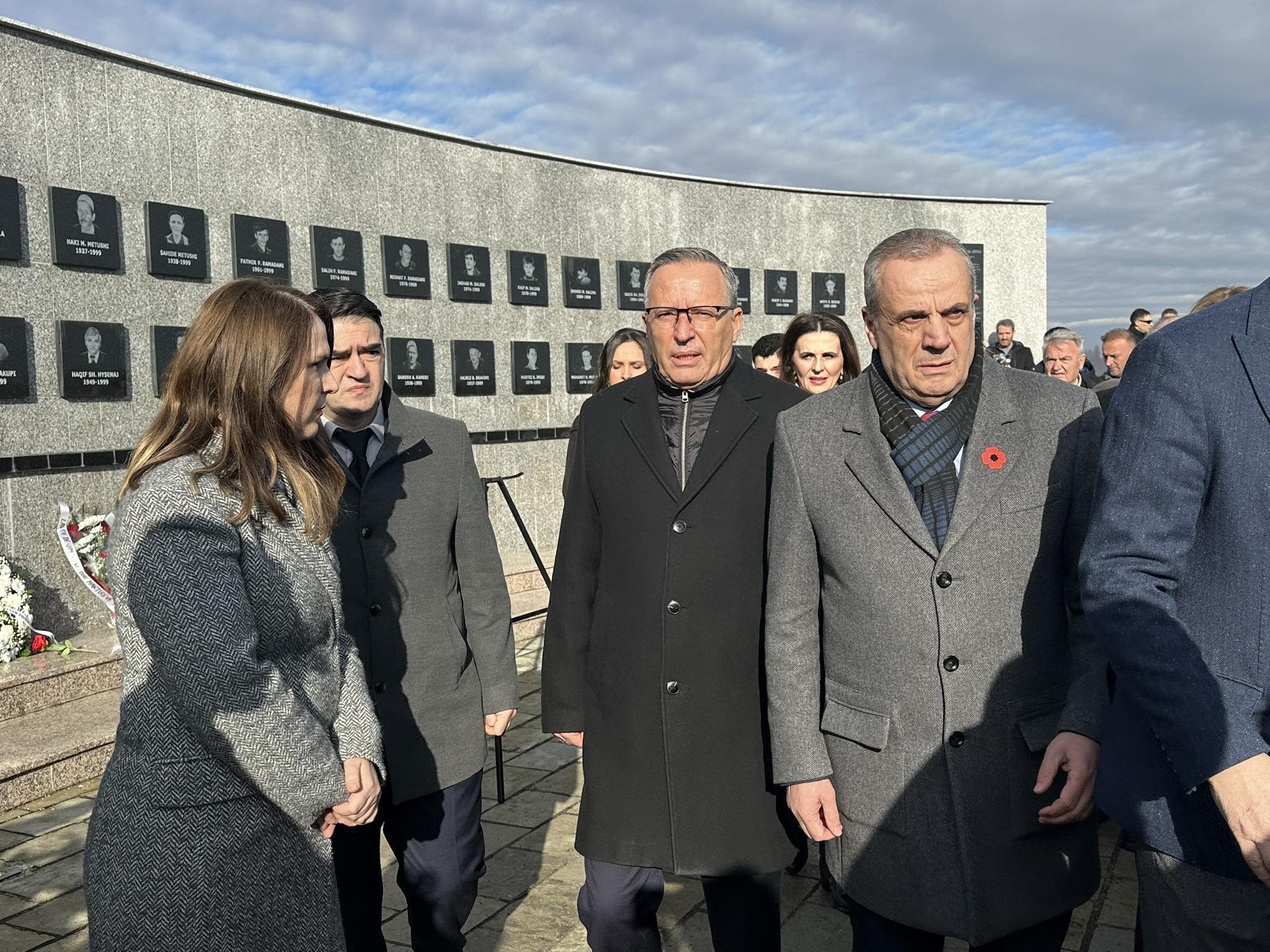 Hamza nderon viktimat e masakrës së Reçakut  Falë sakrificës e gjakut të të rënëve  gëzojmë lirinë