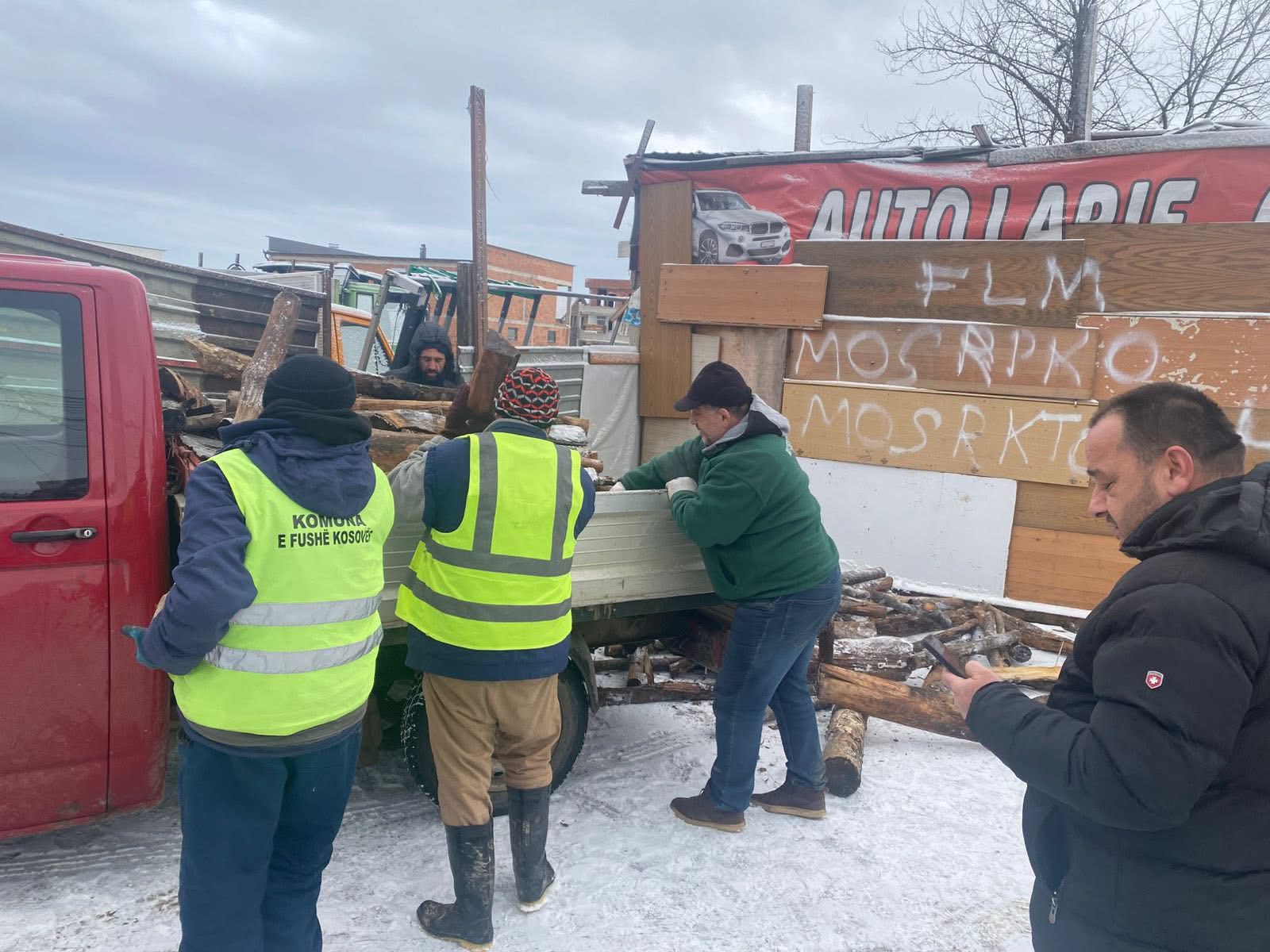 Komuna e Fushë Kosovës shpërndan dru për familjet e prekura nga vërshimet