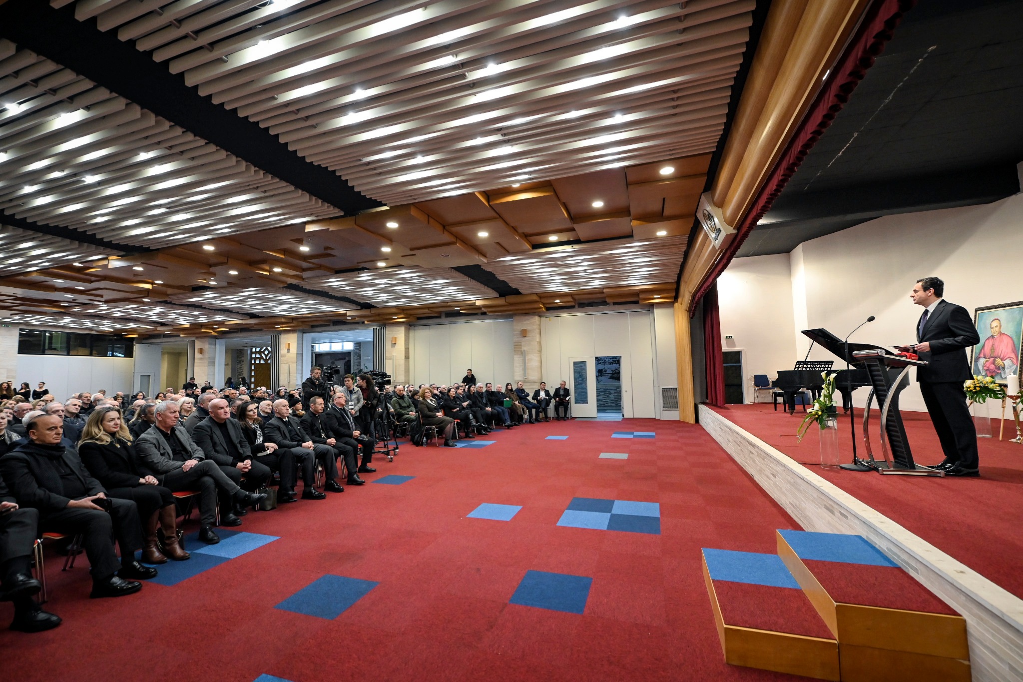 Kurti nderon Imzot Nikë Prelën dhe Imzot Mark Sopin në akademinë solemne në Prishtinë