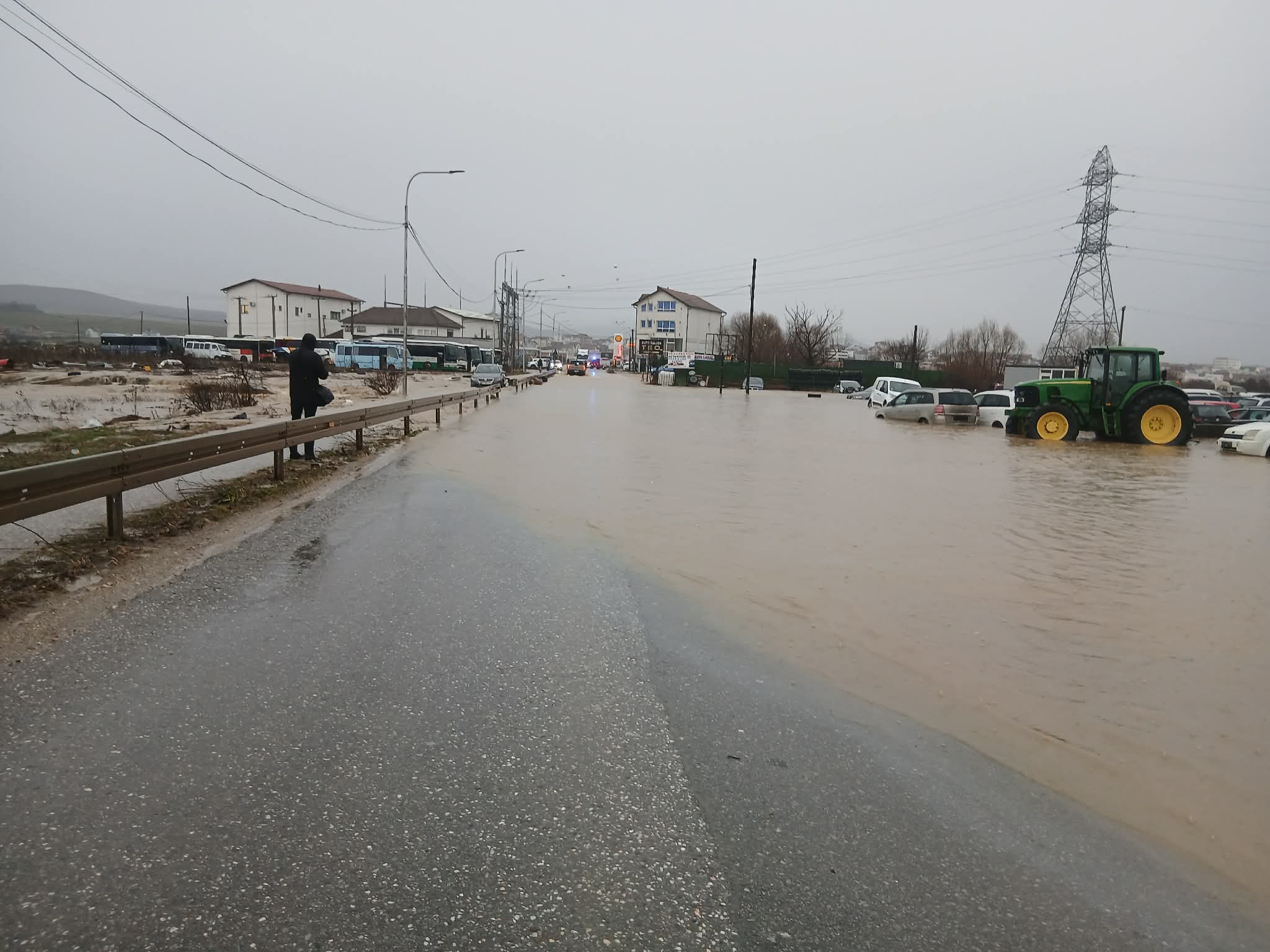 Hapet për qarkullim rruga Drenas Komoran pas rënies së nivelit të ujit