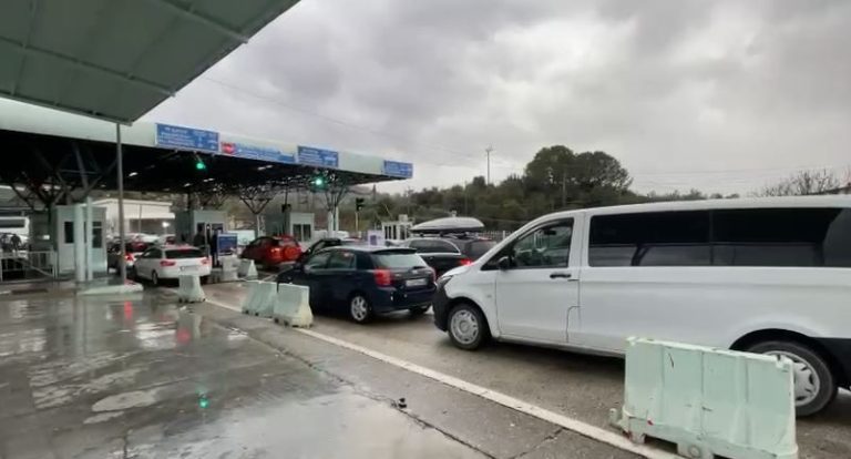 Fluks i lartë në Kapshticë dhe Qafë Thanë  mijëra emigrantë presin për të kaluar drejt Greqisë