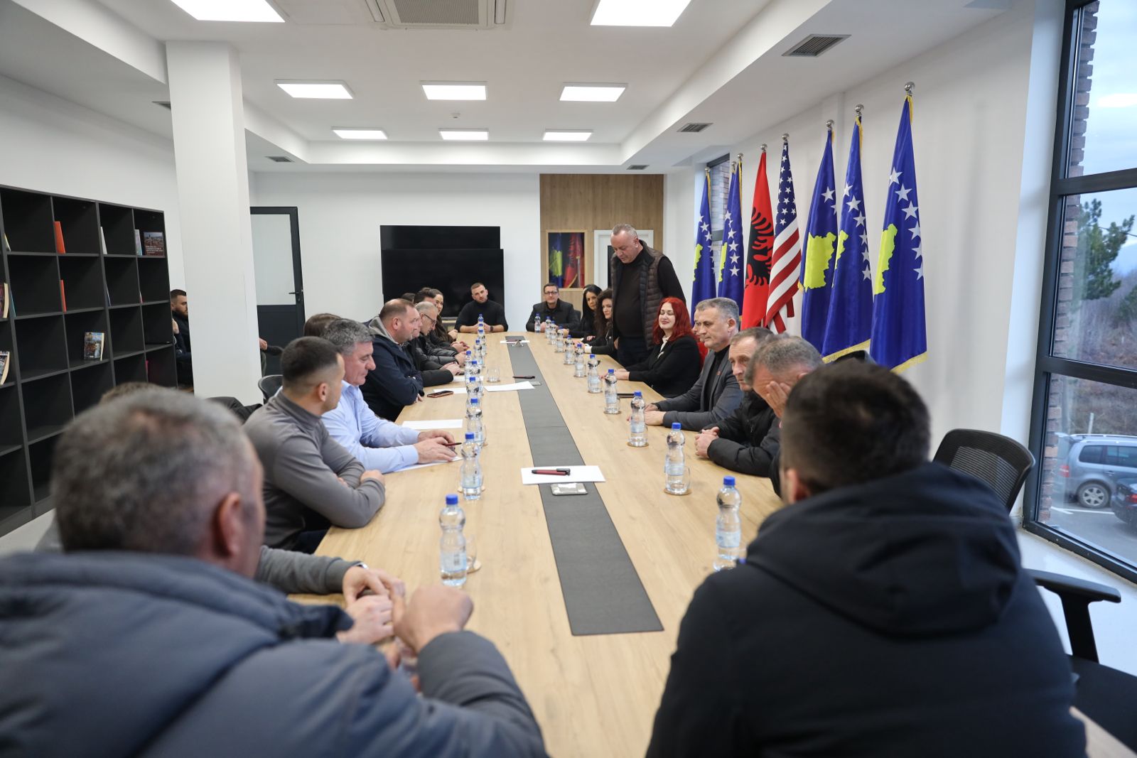 Përfaqësuesja e  Liria ka Emër  pritet në Deçan nga kryetari Bashkim Ramosaj  mbështetje për marshin  Drejtësi  jo politikë  më 17 shkurt