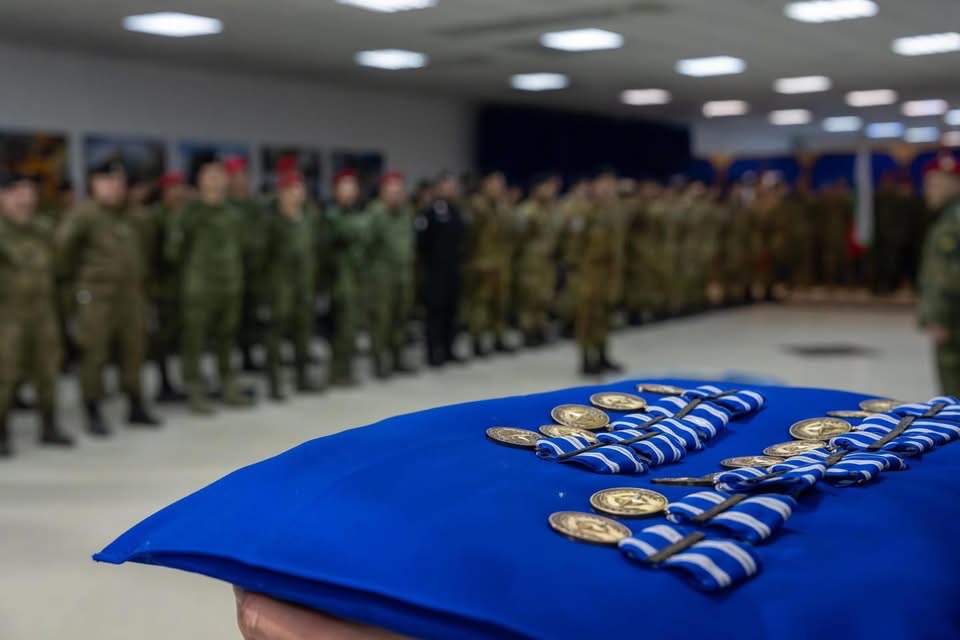 Nderohen me medaljen e NATO s pjesëtarët e KFOR it në Pejë