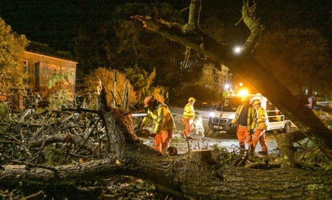 Stuhia Goretti godet Britaninë  një i vdekur  dhjetëra mijëra shtëpi pa energji elektrike