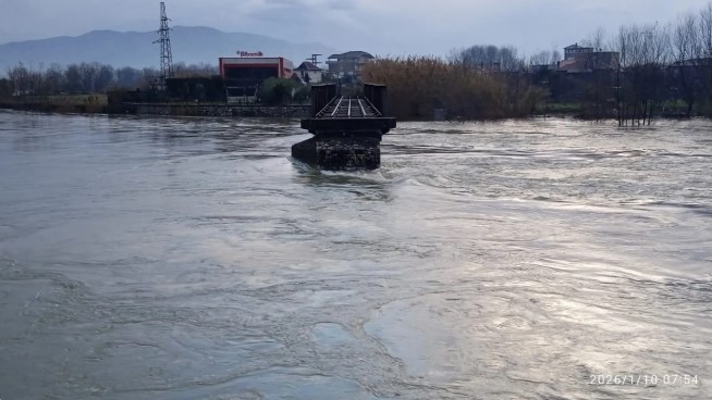 Reshjet e dendura shkaktojnë përmbytje dhe evakuime në disa qarqe të Shqipërisë