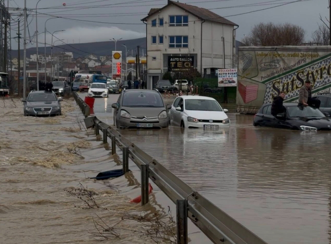 Vërshimet bllokojnë rrugët në Drenas  ndalet rryma dhe evakuohen disa familje