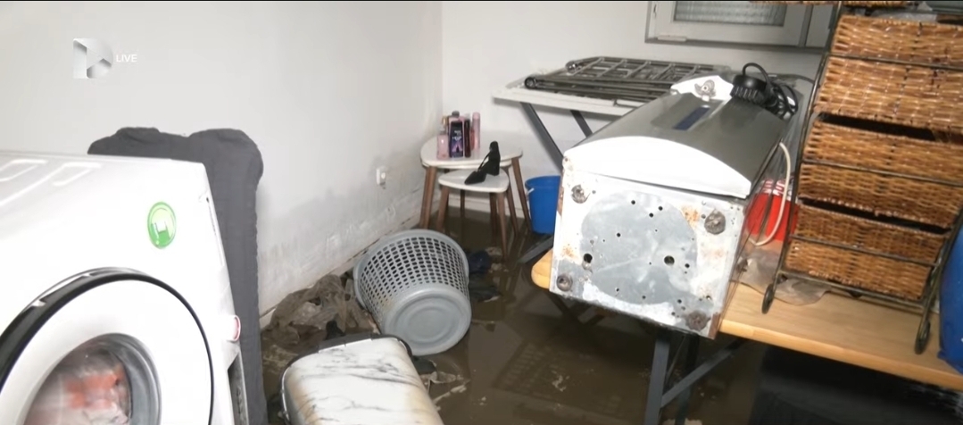 Familjet e prekura nga vërshimet në pritje të ndihmës nga komunat