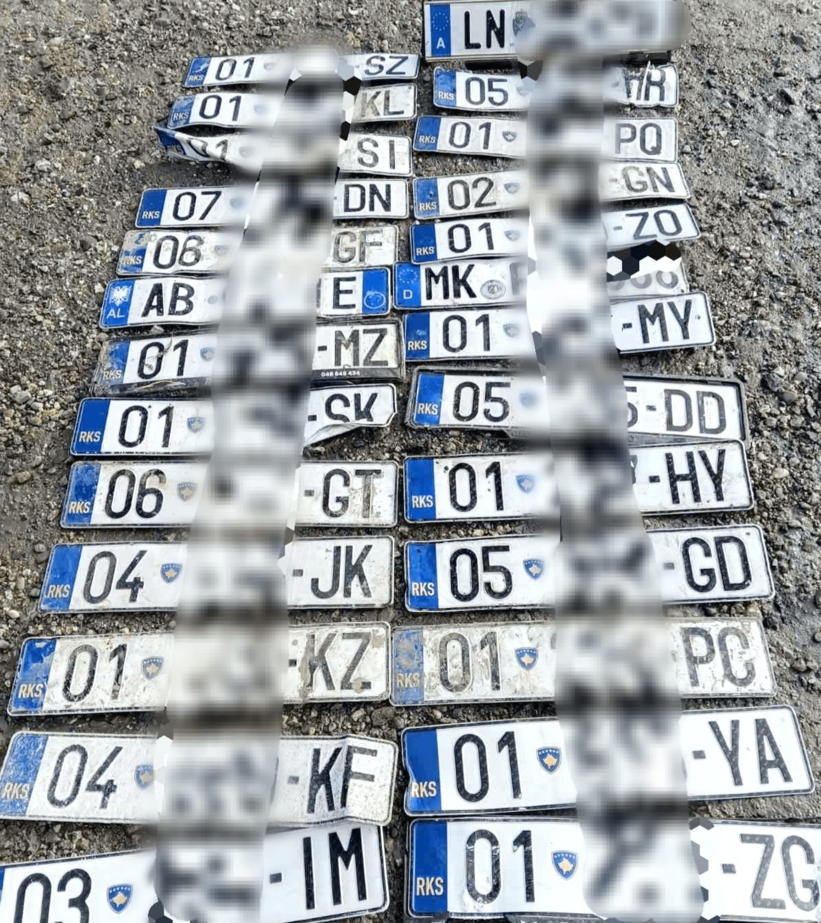 Pas vërshimeve gjenden disa targa të veturave  Policia u bën thirrje pronarëve t i marrin në Graçanicë