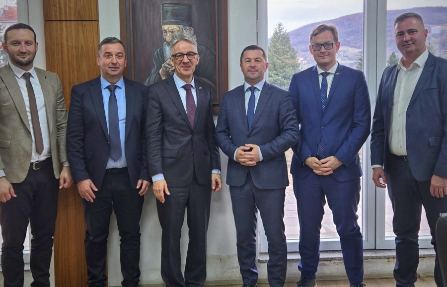 Ambasadori gjerman viziton komunat veriore  takohet me kryetarët e rinj