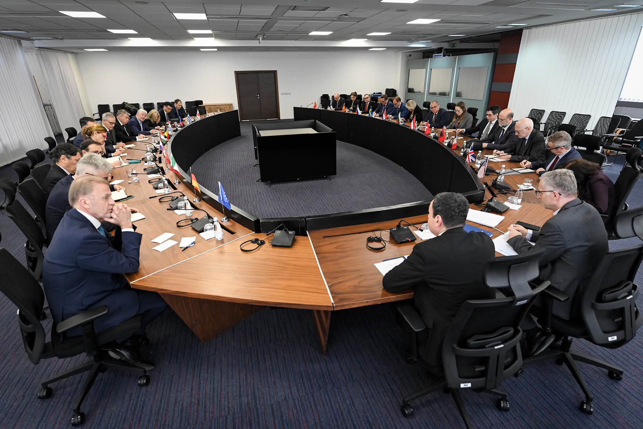 Kurti zhvillon takim me ambasadorët e akredituar në Kosovë