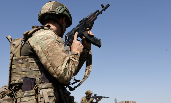 Rusia thotë se ushtarët perëndimorë në Ukrainë do të konsiderohen  objektiv legjitim luftimi 