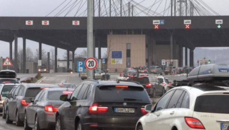 Pritje deri në tri orë në pikat kufitare për dalje nga Kosova
