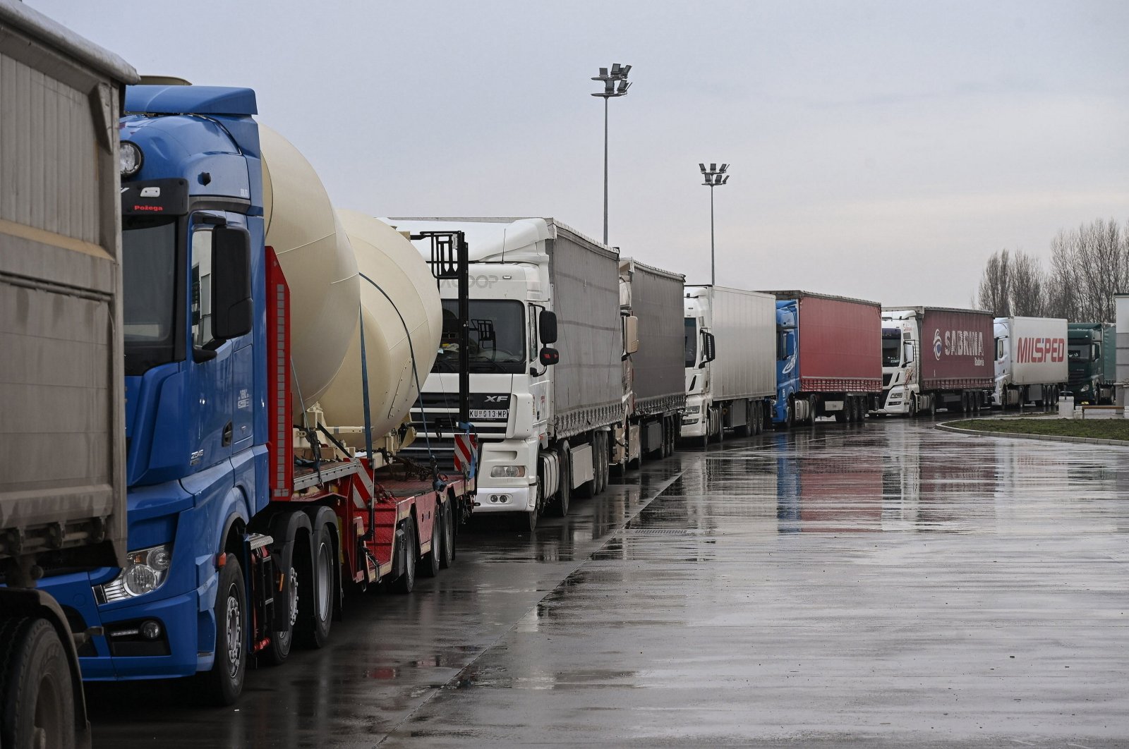 Transportuesit në Mal të Zi i japin fund bllokadës së trafikut të mallrave në kufij