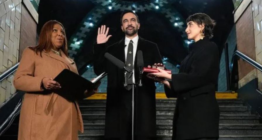 Me dorën mbi Kuran  Zohran Mamdani betohet si kryetar i ri i Nju Jorkut