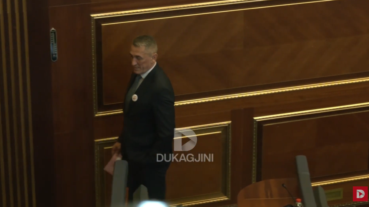 Juristët  Aktgjykimi i Kushtetueses për nënkryetarin serb duhet të zbatohet