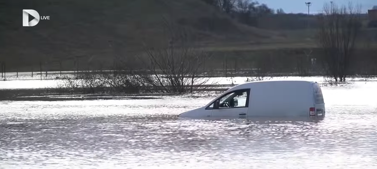 Magjistralja Ferizaj Gjilan bllokohet nga vërshimet e shiut  banorët kërkojnë ndihmë