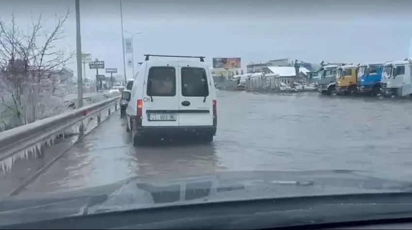 Sasia e madhe e ujit ndalon për qarkullim një pjesë të rrugës Ferizaj Prishtinë