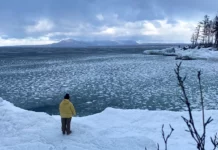 Shtatë turistë humbin jetën në Rusi, u mbytën pasi po lëviznin mbi akull me makinë