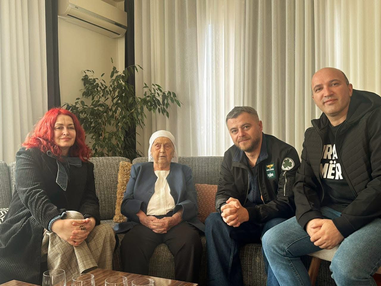 Përfaqësuesit e  Liria ka Emër  vizitojnë nënën e Thaçit