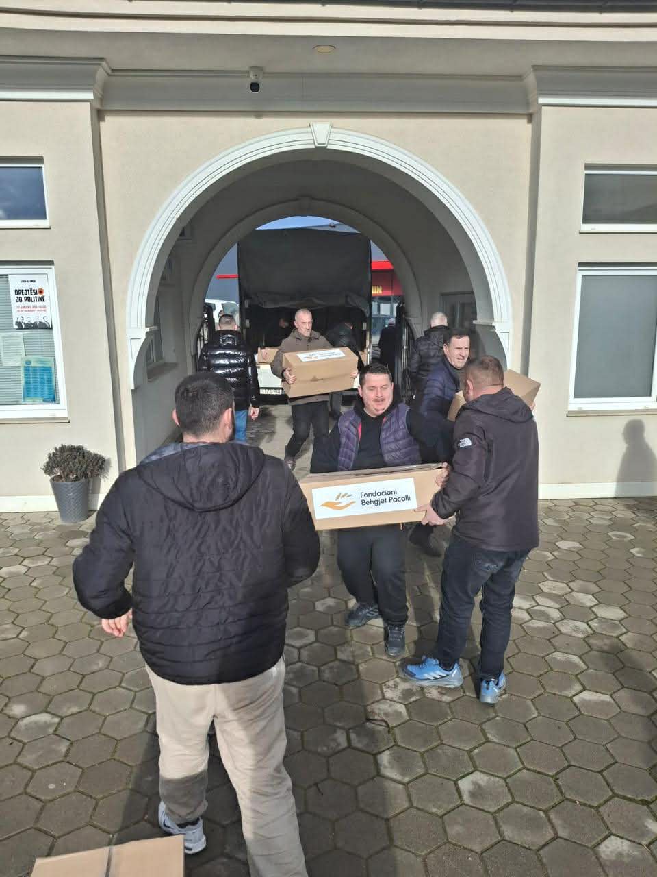 Fondacioni Behgjet Pacolli shpërndan pako ushqimore për familjet në nevojë gjatë muajit të shenjtë të Ramazanit