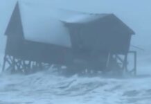 Stuhia e fuqishme në Karolinën e Veriut, momenti kur një tjetër shtëpi shembet dhe përfundon në ujërat e Oqeanit Atlantik