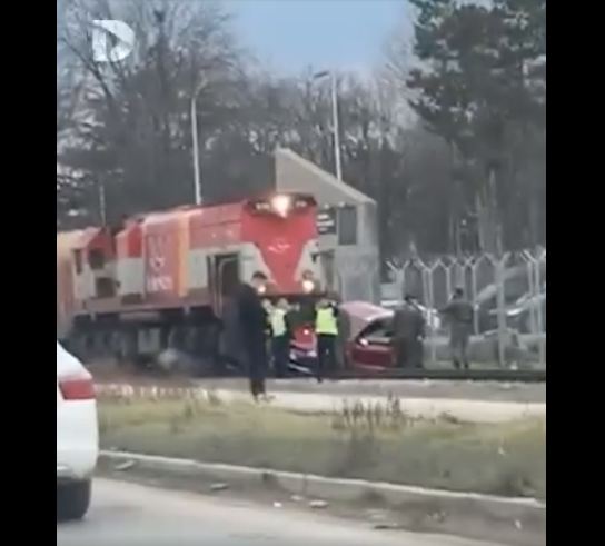 Aksident mes trenit dhe veturës në Prishtinë  lëndohet një person