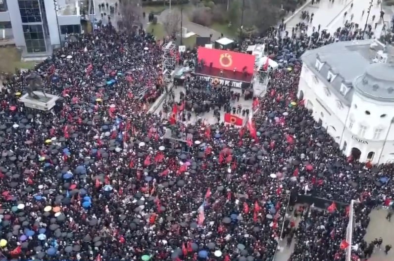 Ne borë e në shi, mijëra qytetarë mblidhen për marshin “Drejtësi, jo politikë”