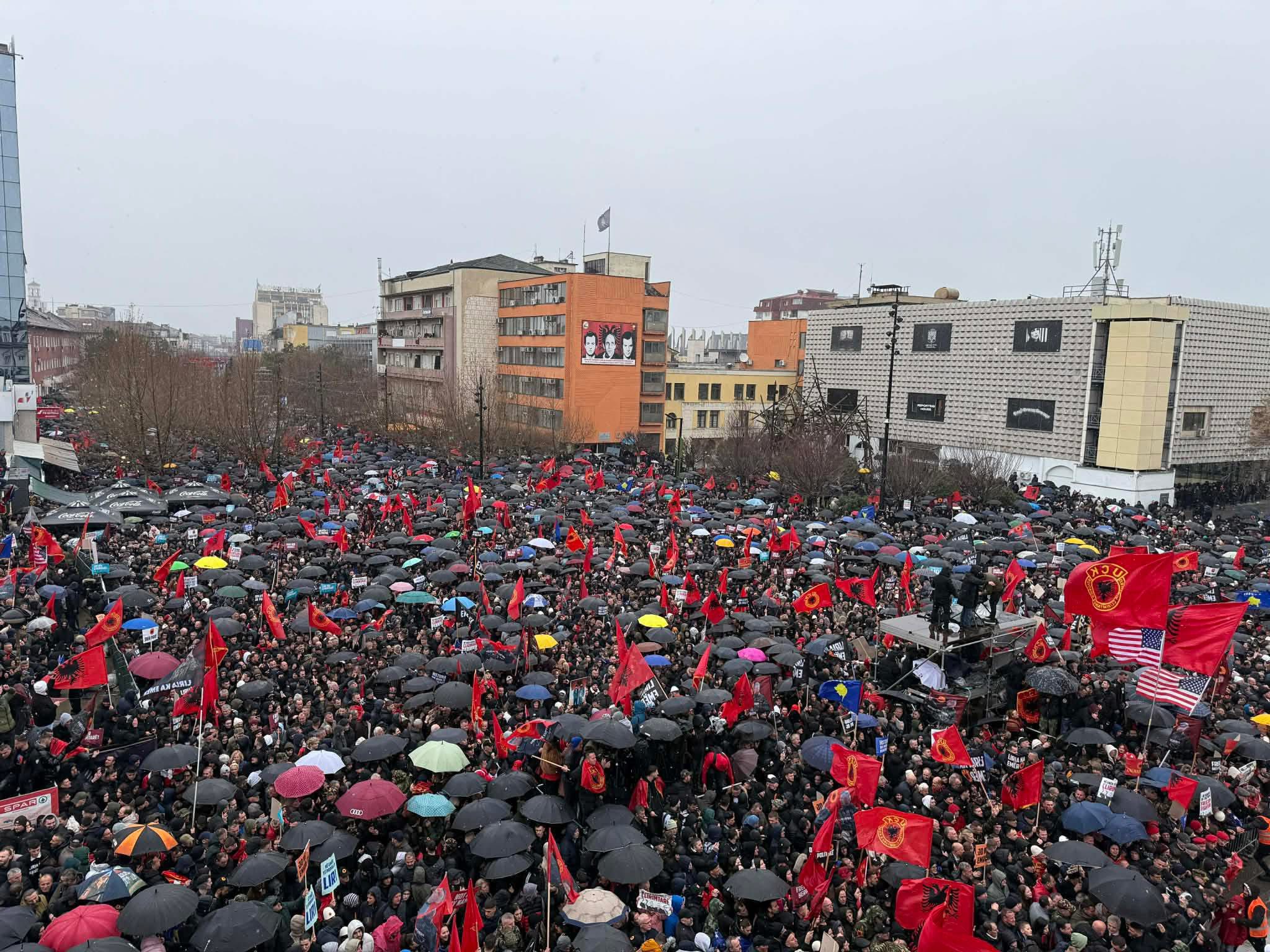 “Pas tyre qëndron një komb i tërë”, përfundon marshi masiv për ish-krerët e UÇK-së