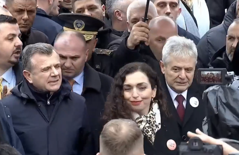 Presidentja Osmani e Ali Ahmeti i bashkohen marshit “Drejtësi, jo politikë”