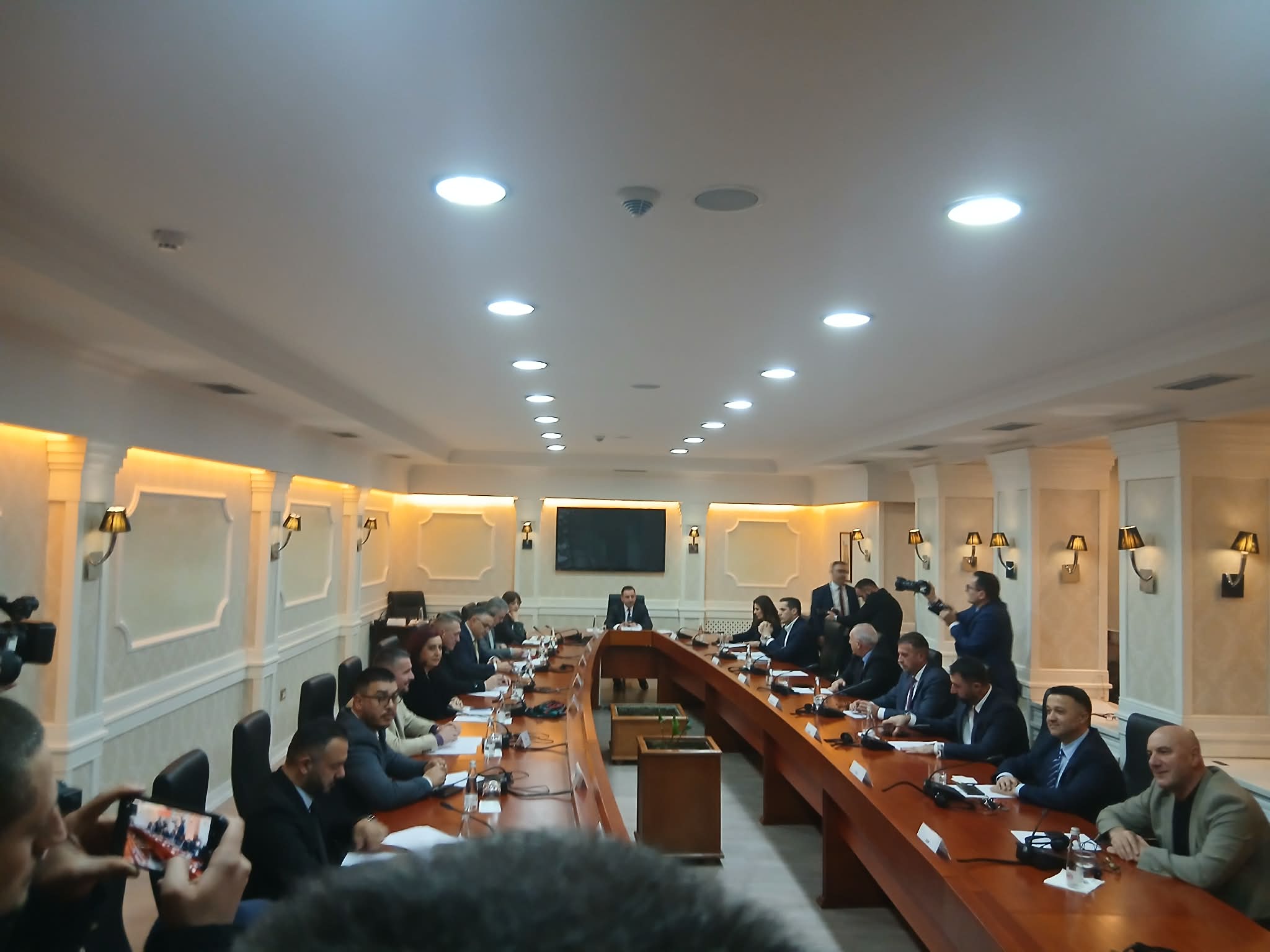 Nis takimi i Bashës me përfaqësuesit e partive politike, mungon Lista Serbe