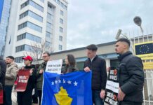 Studentët e UP-së kërkojnë drejtësi para zyrës së BE-së për ish-pjesëtarët e UÇK-së