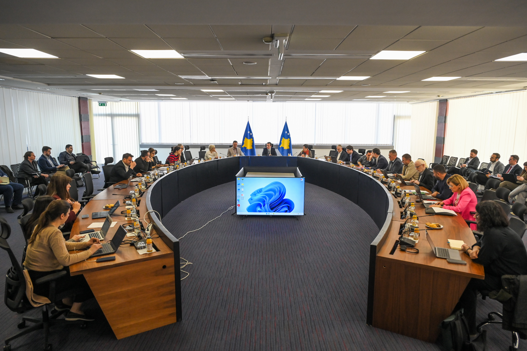 Kurti mbledh kabinetin qeveritar: Zotimet e fushatës do të shndërrohen në program qeverisës