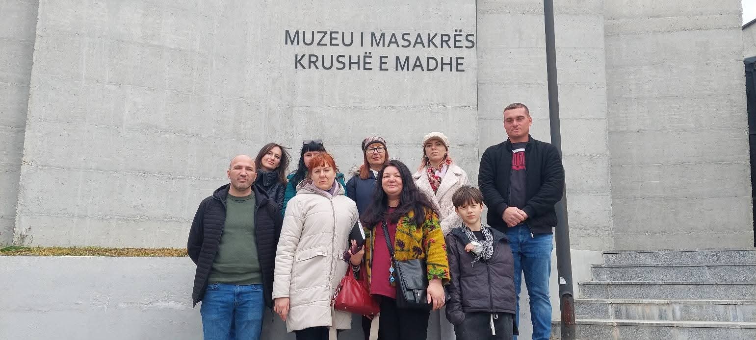 Gazetarë ukrainas vizitojnë Krushën e Madhe dhe Krushën e Vogël, njihen me krimet e luftës dhe qëndresën e grave