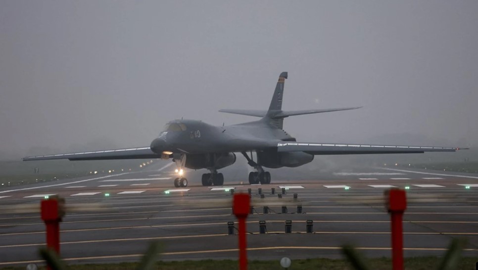 SHBA‑ja dërgon në Britani aeroplanin bombardues që mund të bartë 24 raketa – pritet ta shfrytëzojë ndaj Iranit